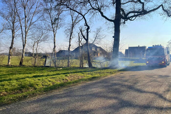 Brandweermannen blussen bermbrand