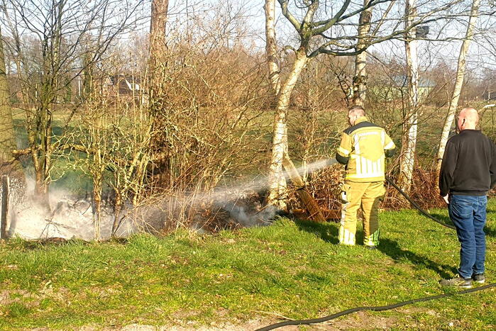 Brandweermannen blussen bermbrand