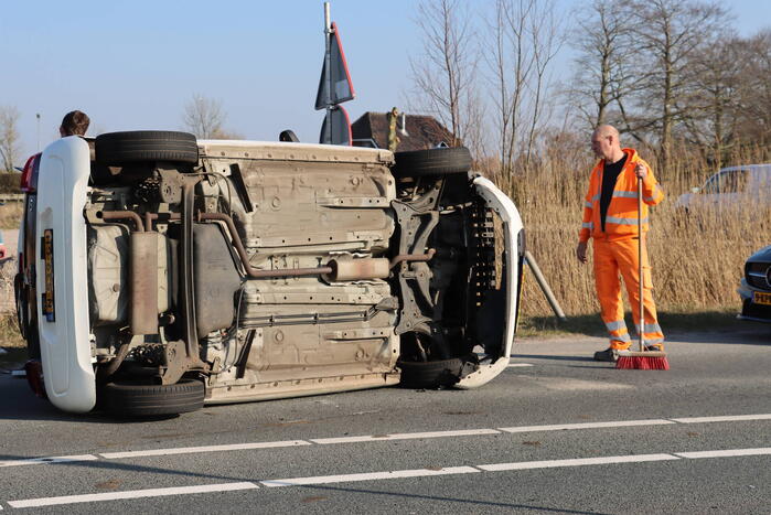 Auto belandt op zijkant na aanrijding