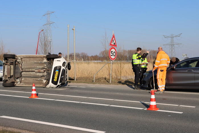Auto belandt op zijkant na aanrijding