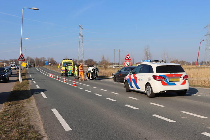 Auto belandt op zijkant na aanrijding