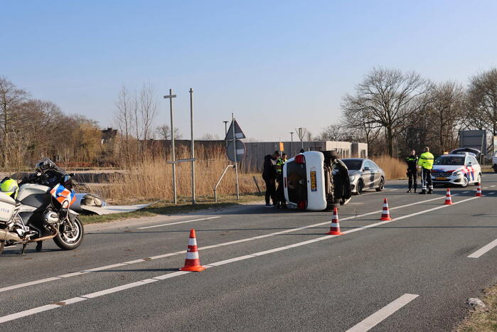 Auto belandt op zijkant na aanrijding