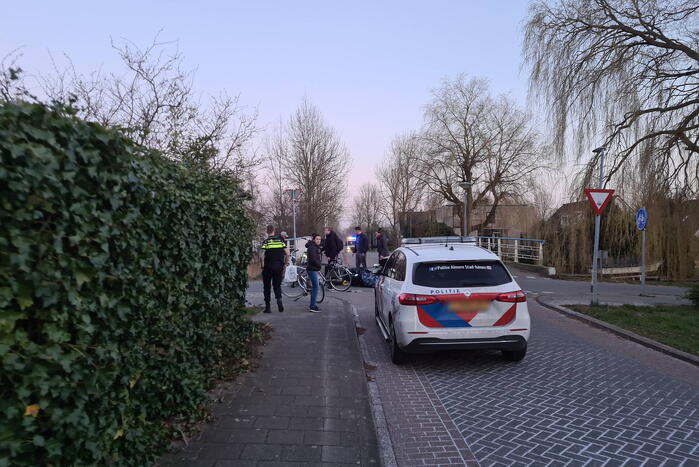 Fietser en bezorger op scooter in botsing