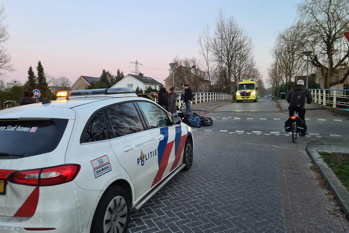 Fietser en bezorger op scooter in botsing