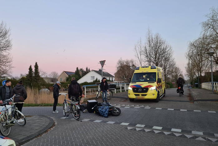 Fietser en bezorger op scooter in botsing
