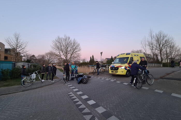 Fietser en bezorger op scooter in botsing