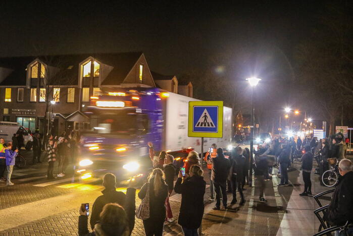 Zes vrachtwagens uitgezwaaid door dorpsbewoners