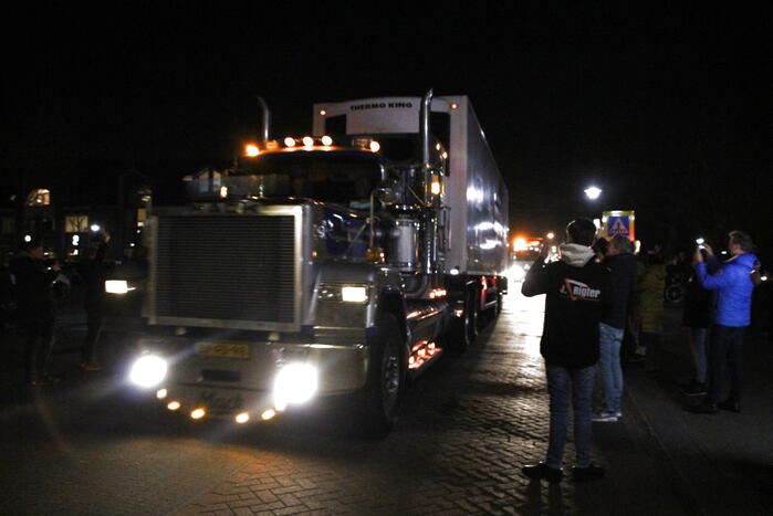 Zes vrachtwagens uitgezwaaid door dorpsbewoners