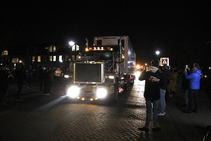 Zes vrachtwagens uitgezwaaid door dorpsbewoners