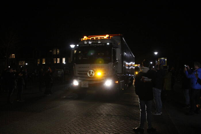 Zes vrachtwagens uitgezwaaid door dorpsbewoners