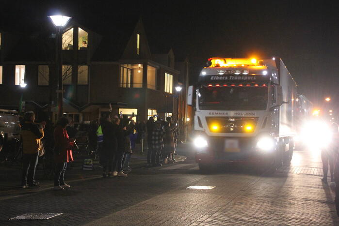 Zes vrachtwagens uitgezwaaid door dorpsbewoners