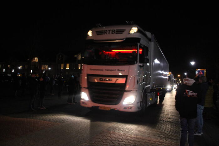 Zes vrachtwagens uitgezwaaid door dorpsbewoners