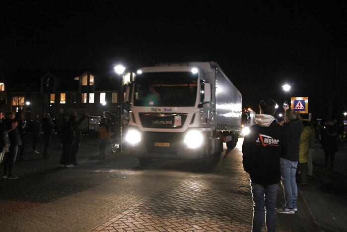 Zes vrachtwagens uitgezwaaid door dorpsbewoners