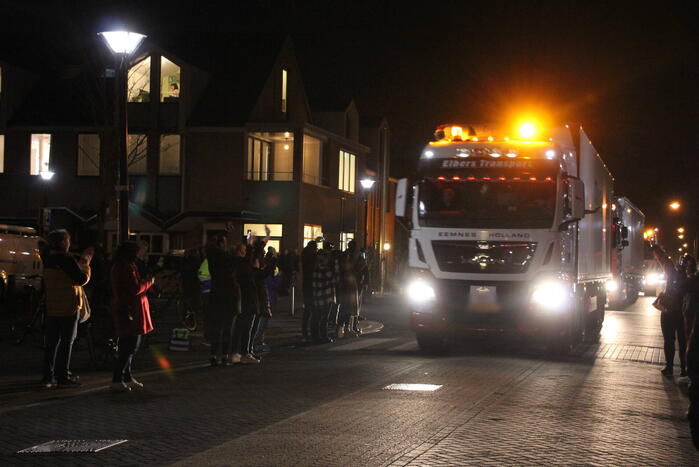 Zes vrachtwagens uitgezwaaid door dorpsbewoners