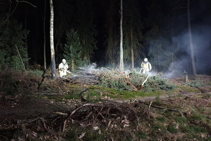 Brandweer blust brandende takken