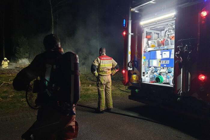 Brandweer blust brandende takken