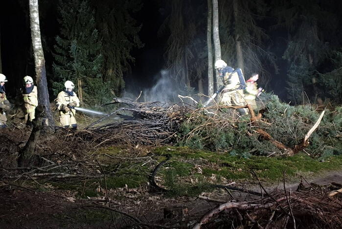 Brandweer blust brandende takken