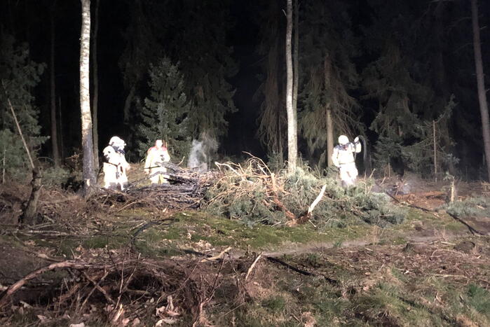 Brandweer blust brandende takken