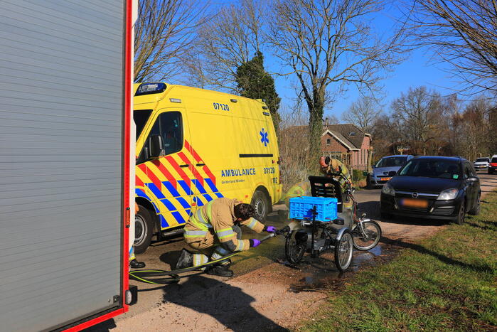 Man met driewieler rijdt de sloot in