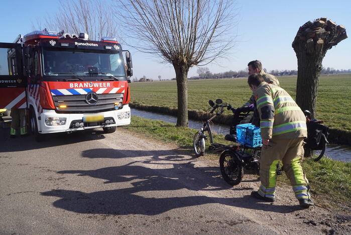 Man met driewieler rijdt de sloot in