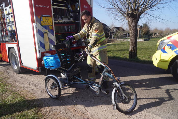 Man met driewieler rijdt de sloot in