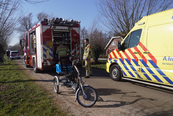 Man met driewieler rijdt de sloot in