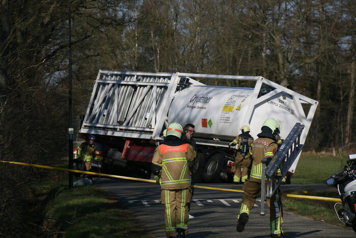 Vrachtwagen belandt in sloot