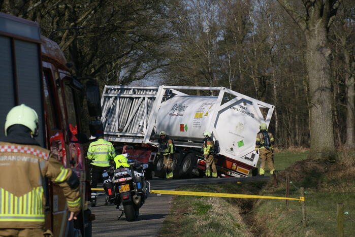 Vrachtwagen belandt in sloot