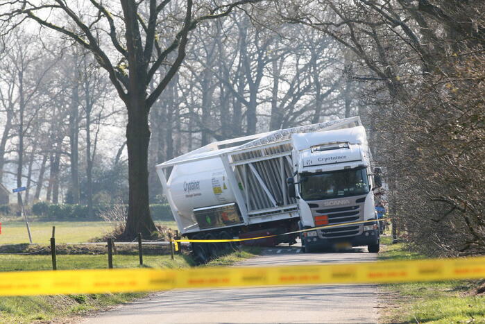 Vrachtwagen belandt in sloot