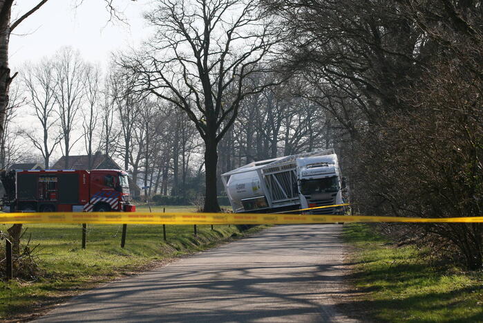 Vrachtwagen belandt in sloot