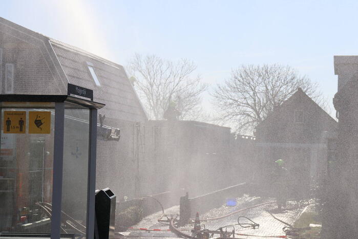 Uitslaande brand richt grote schade aan in woonwijk