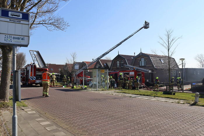 Uitslaande brand richt grote schade aan in woonwijk