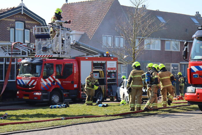 Uitslaande brand richt grote schade aan in woonwijk