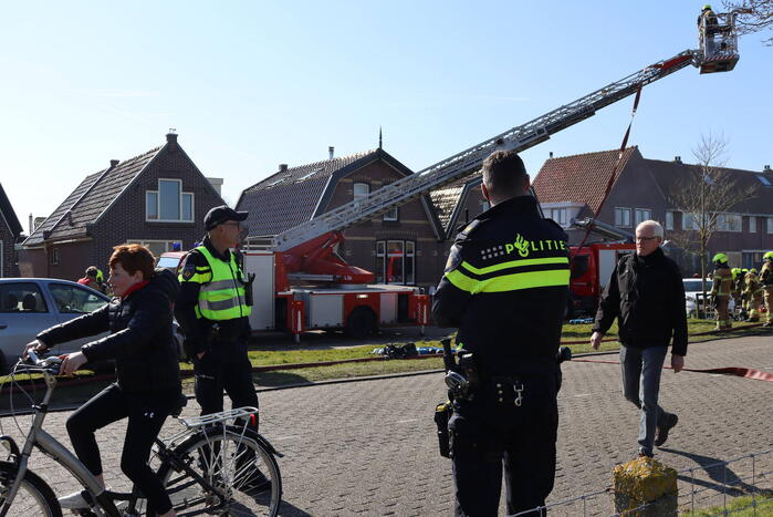 Uitslaande brand richt grote schade aan in woonwijk