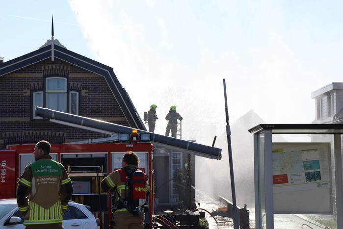 Uitslaande brand richt grote schade aan in woonwijk