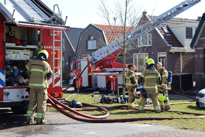 Uitslaande brand richt grote schade aan in woonwijk