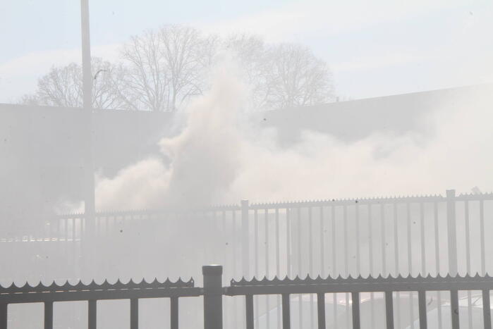 Forse rookontwikkeling bij brand in container