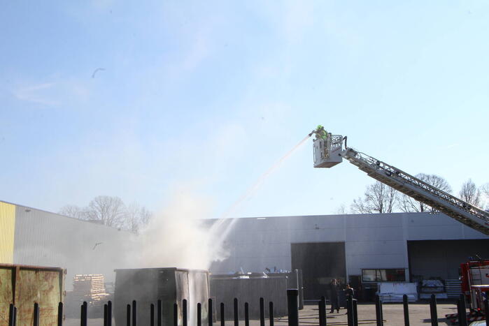 Forse rookontwikkeling bij brand in container