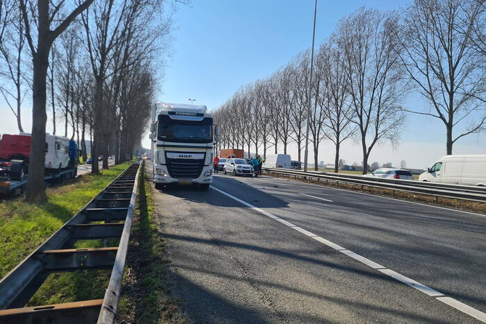 Vijf voertuigen betrokken bij botsing op snelweg