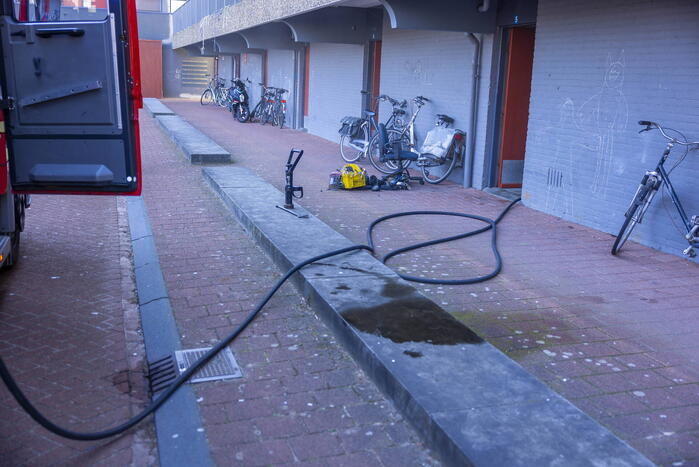 Bak met verfspuitbussen vat vlam in kelderbox