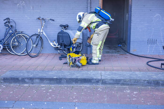 Bak met verfspuitbussen vat vlam in kelderbox