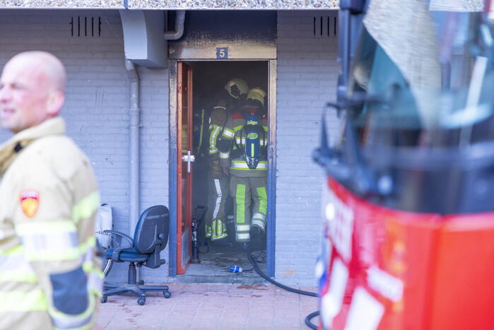 Bak met verfspuitbussen vat vlam in kelderbox