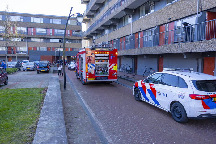 Bak met verfspuitbussen vat vlam in kelderbox