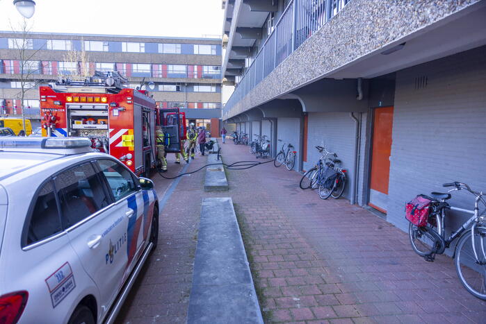 Bak met verfspuitbussen vat vlam in kelderbox