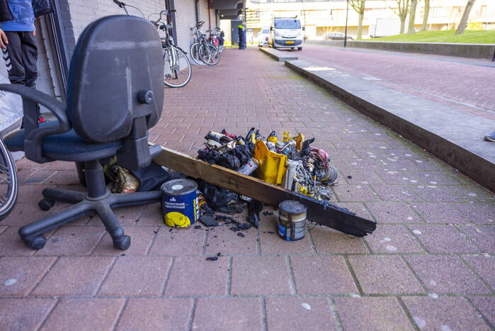 Bak met verfspuitbussen vat vlam in kelderbox