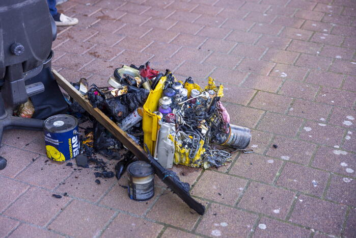 Bak met verfspuitbussen vat vlam in kelderbox