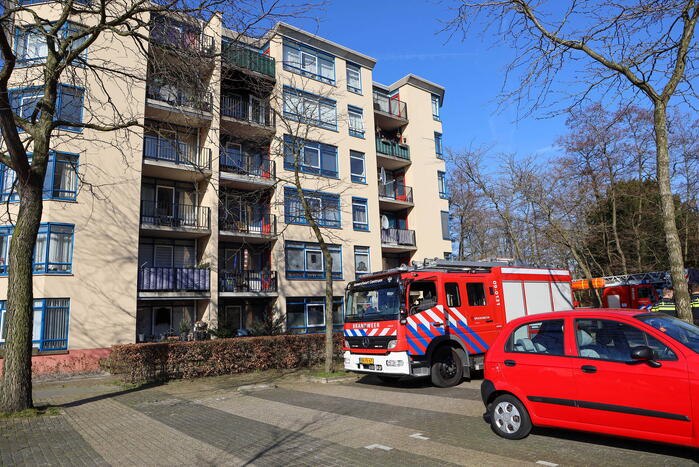 Brandweer blust brand op balkon