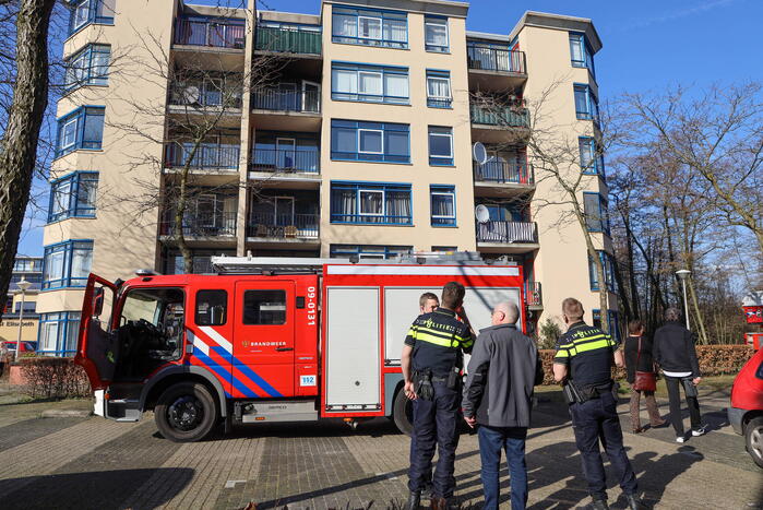 Brandweer blust brand op balkon