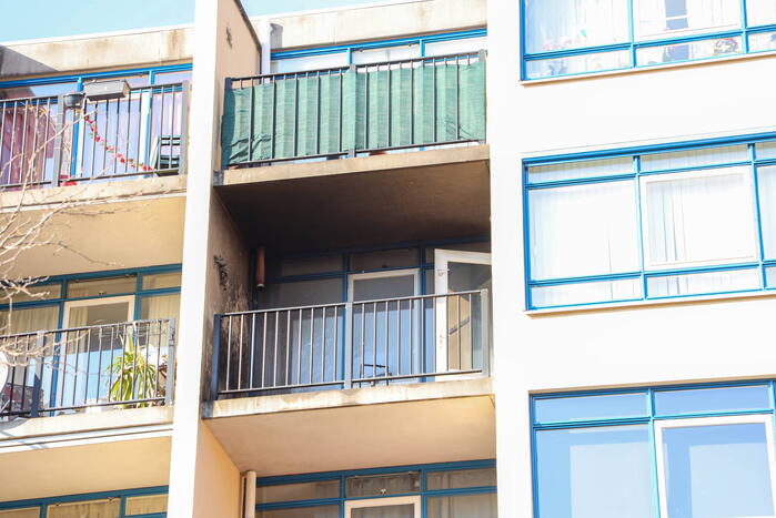 Brandweer blust brand op balkon