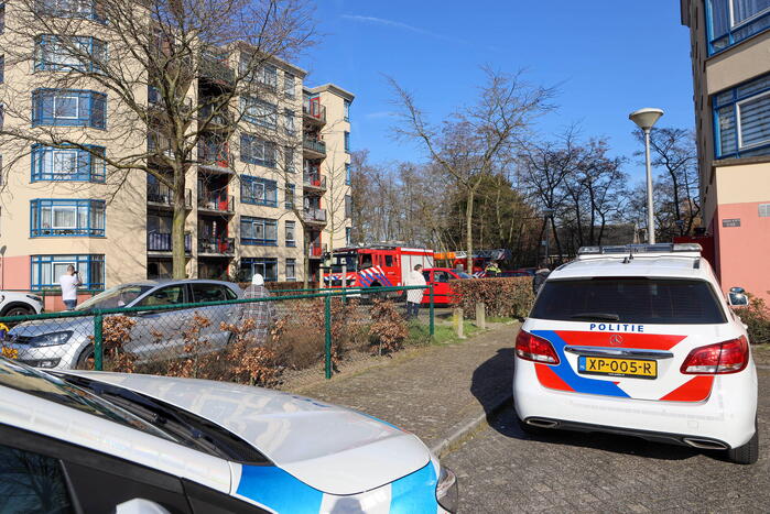 Brandweer blust brand op balkon